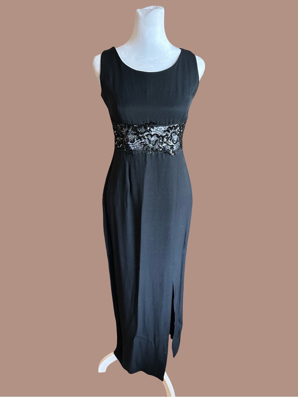 Elegant Black Sleeveless Evening Gown with Sequin & lace Waist